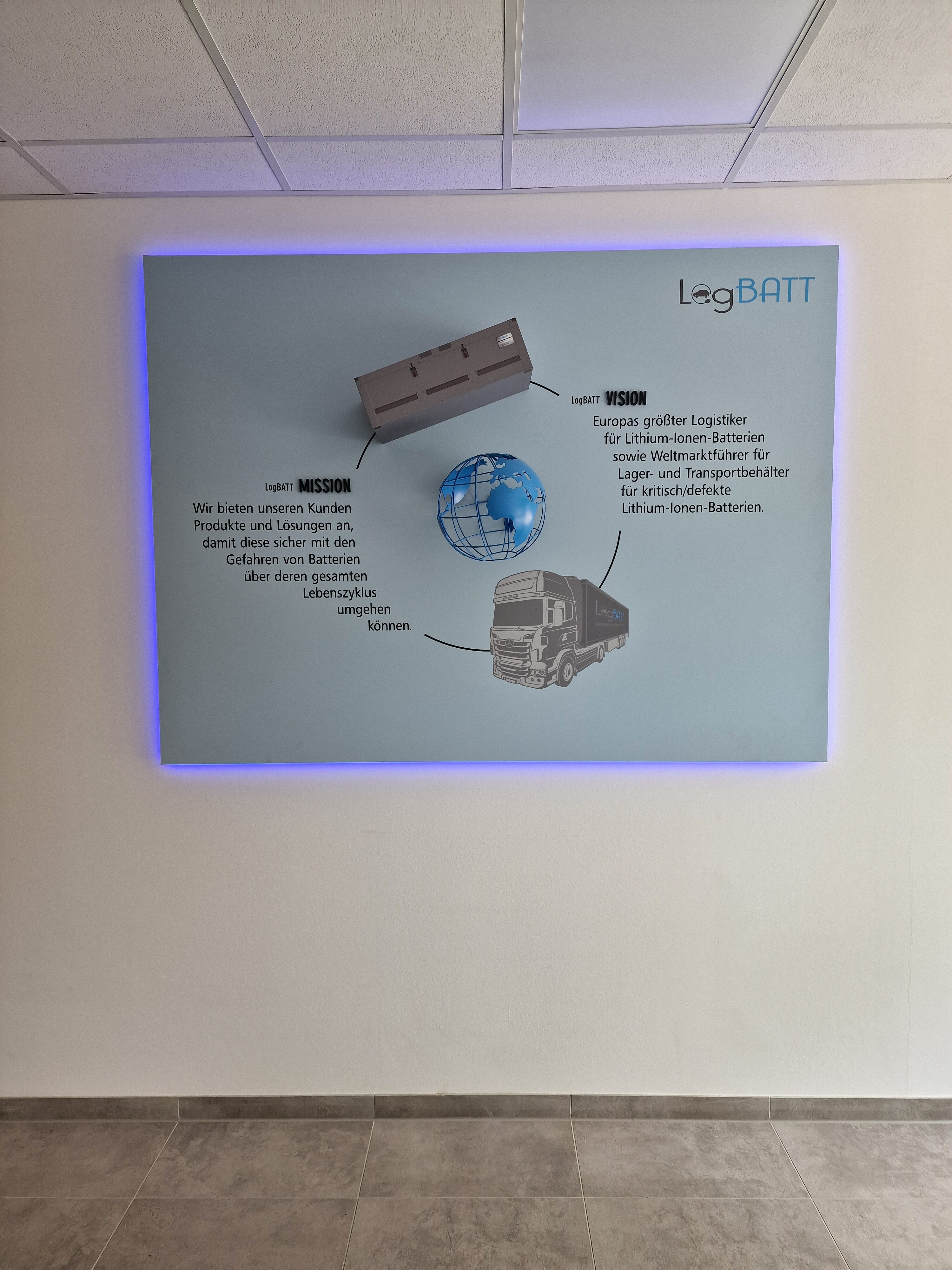 Eine Informationstafel mit blauem Hintergrund beschreibt Logistik für Lithium-Ionen-Batterien.